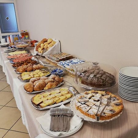 Hotel La Bella Vita Rimini Bagian luar foto