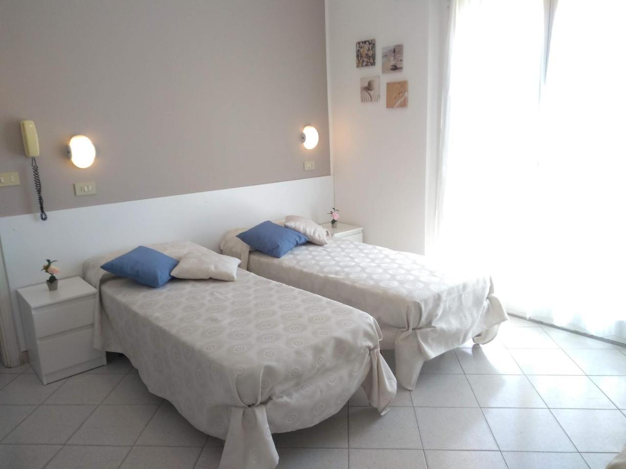 Hotel La Bella Vita Rimini Bagian luar foto