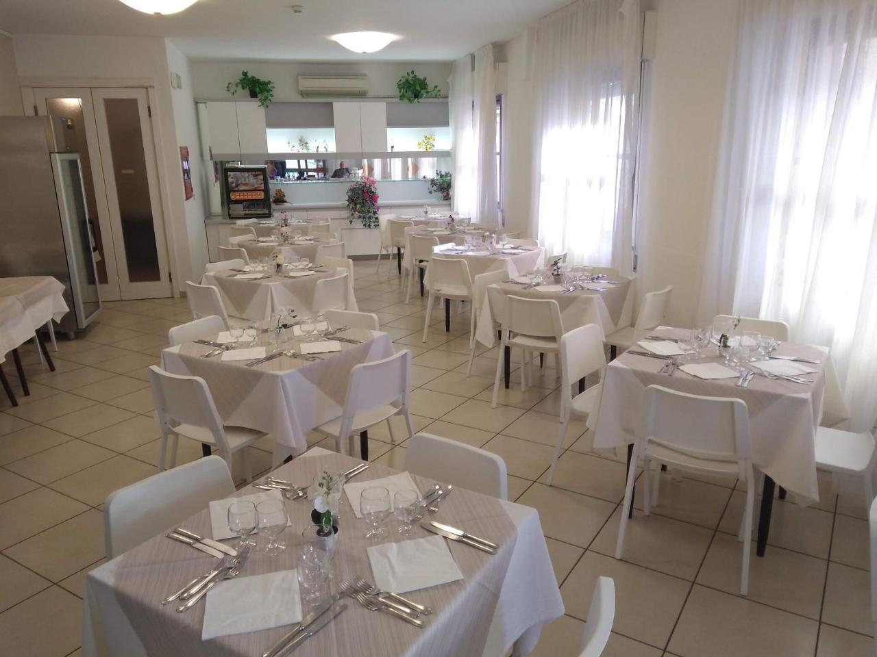Hotel La Bella Vita Rimini Bagian luar foto