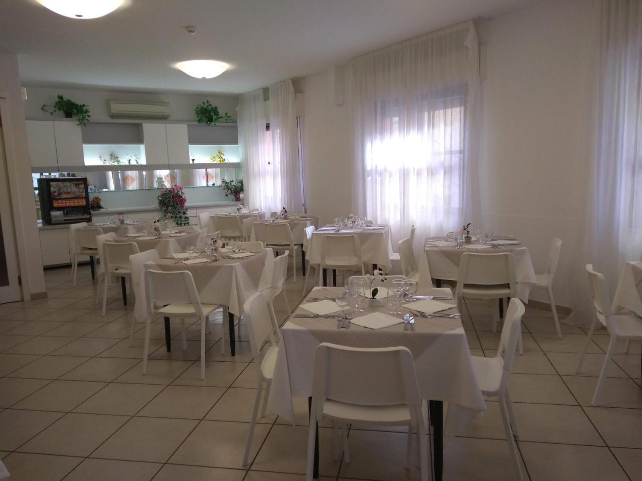 Hotel La Bella Vita Rimini Bagian luar foto