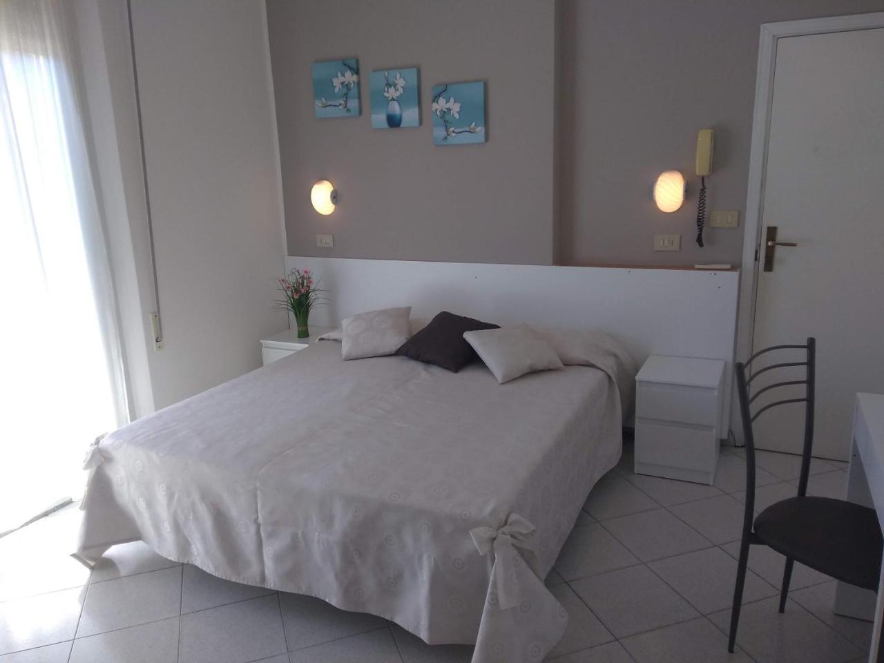Hotel La Bella Vita Rimini Bagian luar foto