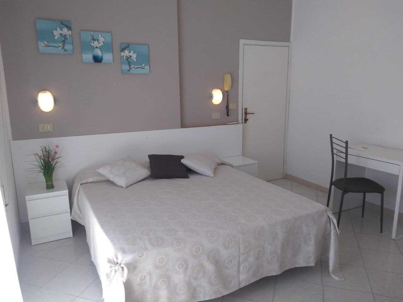 Hotel La Bella Vita Rimini Bagian luar foto