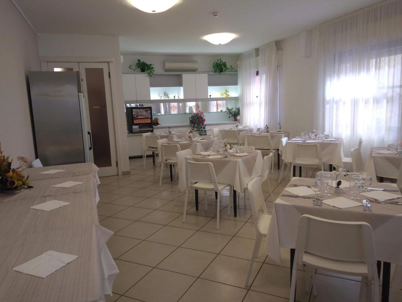 Hotel La Bella Vita Rimini Bagian luar foto