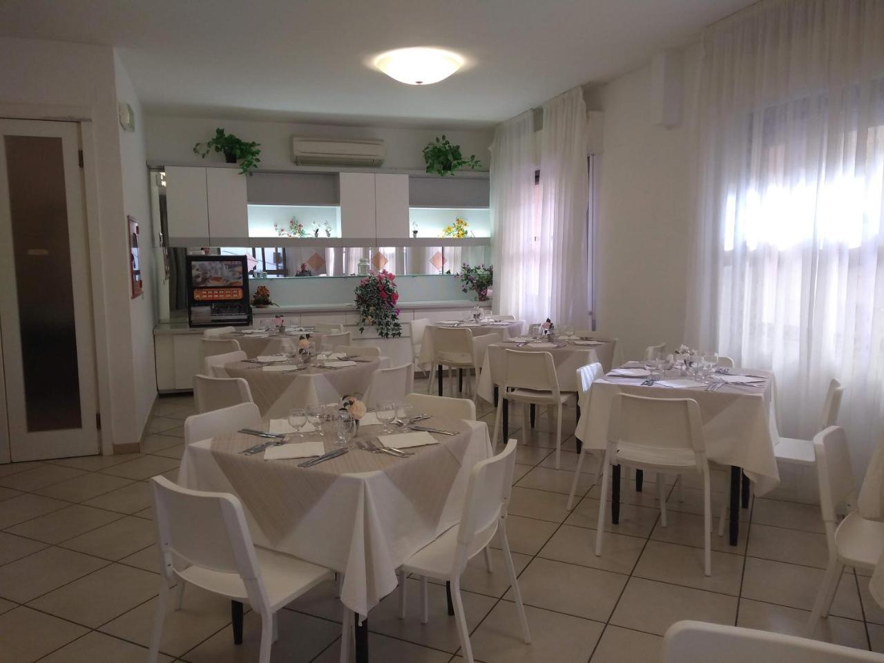 Hotel La Bella Vita Rimini Bagian luar foto
