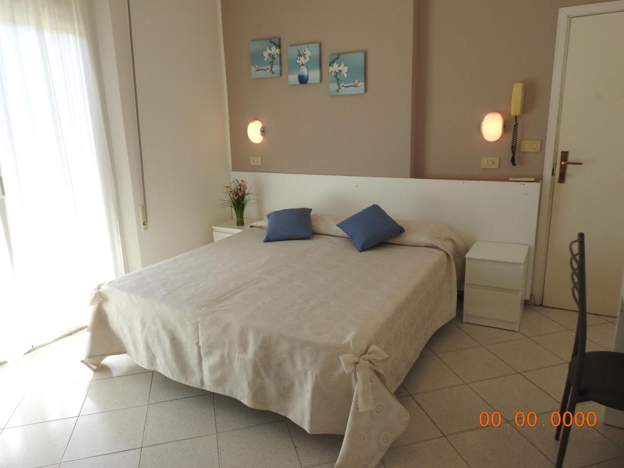 Hotel La Bella Vita Rimini Bagian luar foto