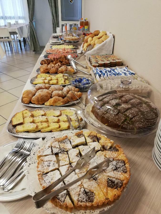 Hotel La Bella Vita Rimini Bagian luar foto